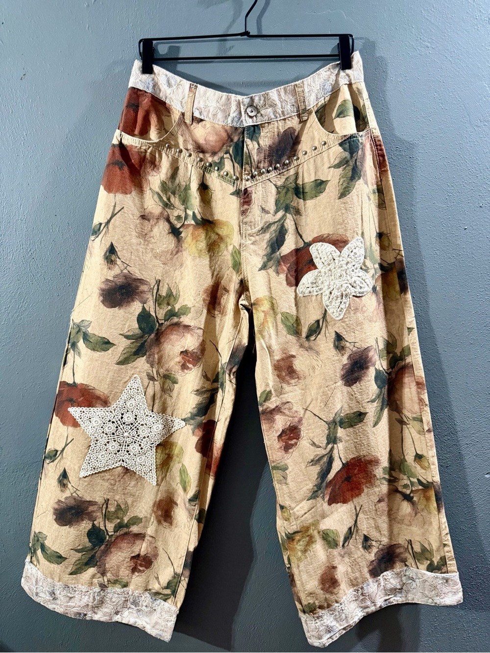 NWOT.POL Floral Embroidered Wide-Leg Jeans in Beige with Green and Brown Accents